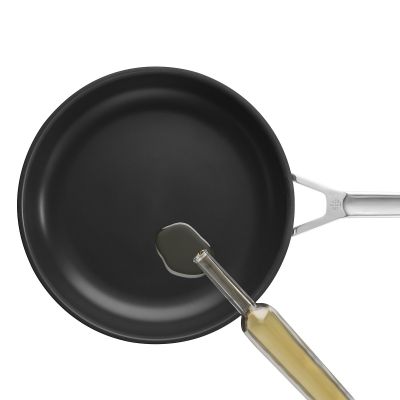 Bratpfanne Quasar mit UniverSUS® Oberflächenstruktur und Energiekern®, 24 cm mit Öl